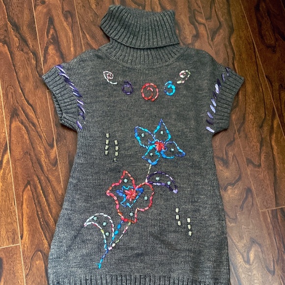 NWOT Beautiful embroidered short sleeves sweater dress in size M - Picture 3 of 3